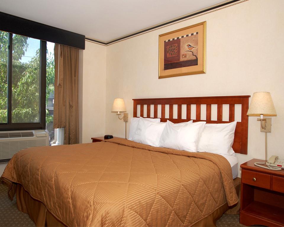 Red Lion Inn & Suites Long Island City Ню Йорк Стая снимка